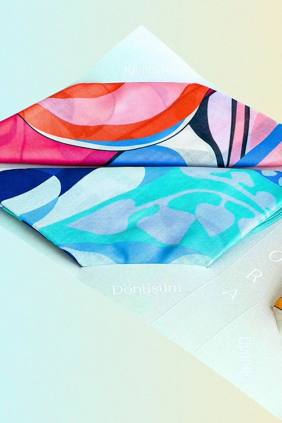 "Flora Koleksiyonu – Canlı renkler, enerjik desenler ve ipeksi dokunuşlarla ilkbaharın ruhunu stilinize taşıyın."