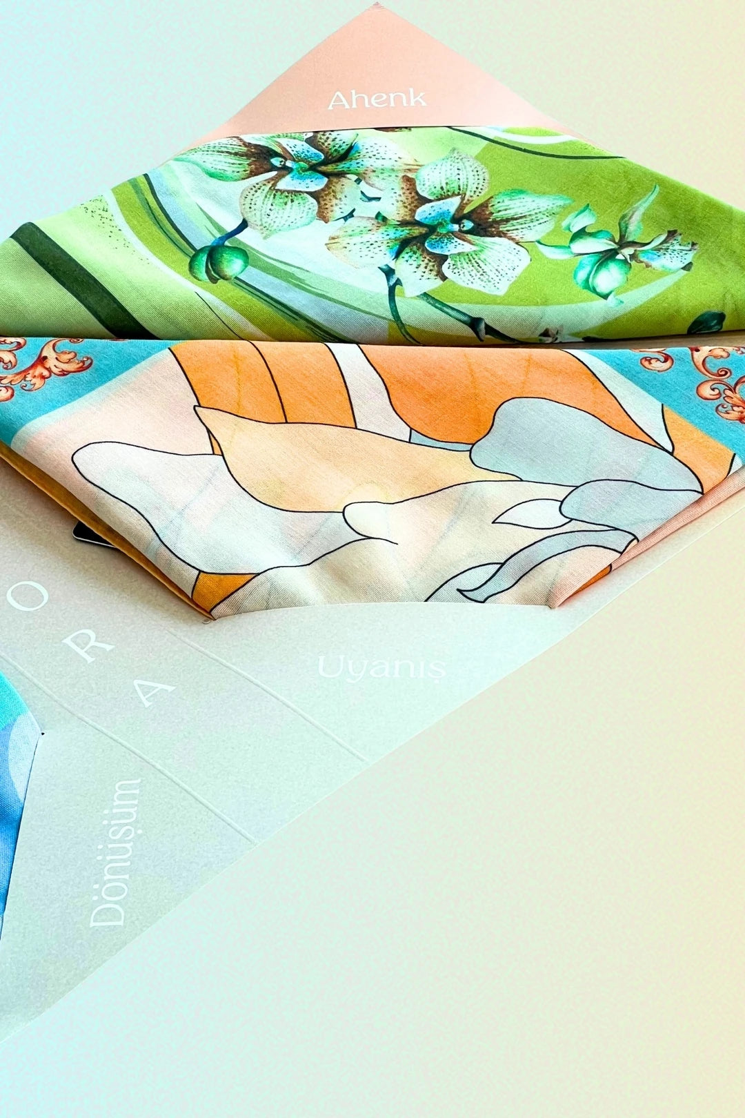 "Flora Koleksiyonu – Canlı renkler, enerjik desenler ve ipeksi dokunuşlarla ilkbaharın ruhunu stilinize taşıyın."