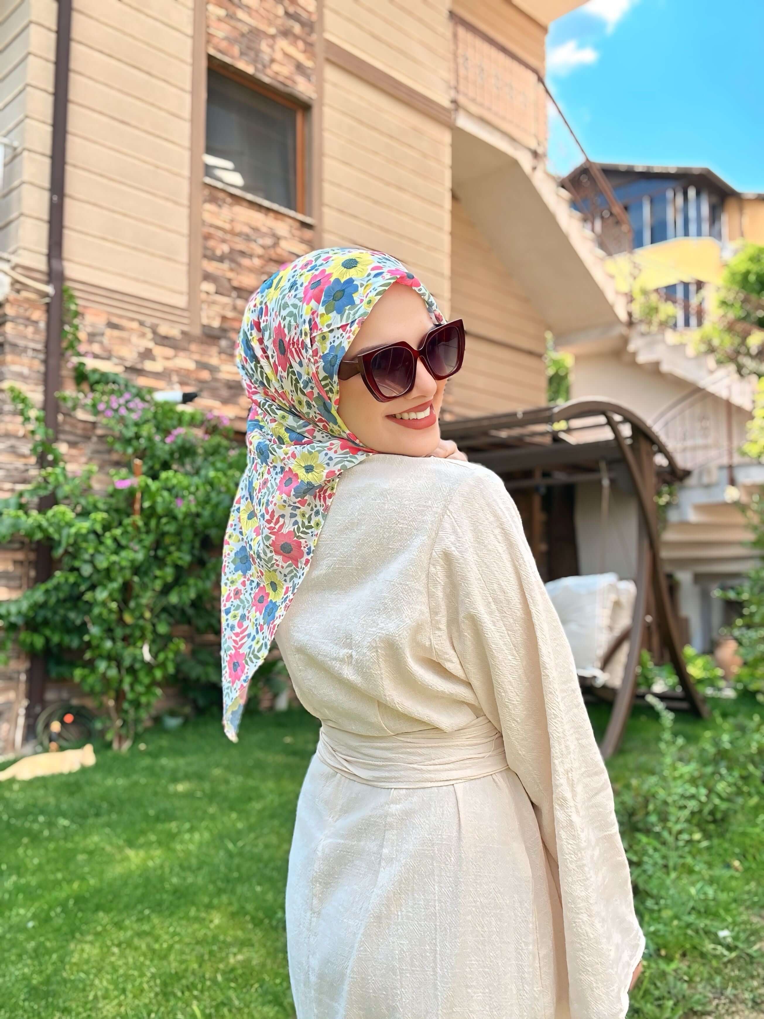 Moda Nûda eşarp modelleri arasında Fuşya Sarı Flora Desen Bambu Eşarp