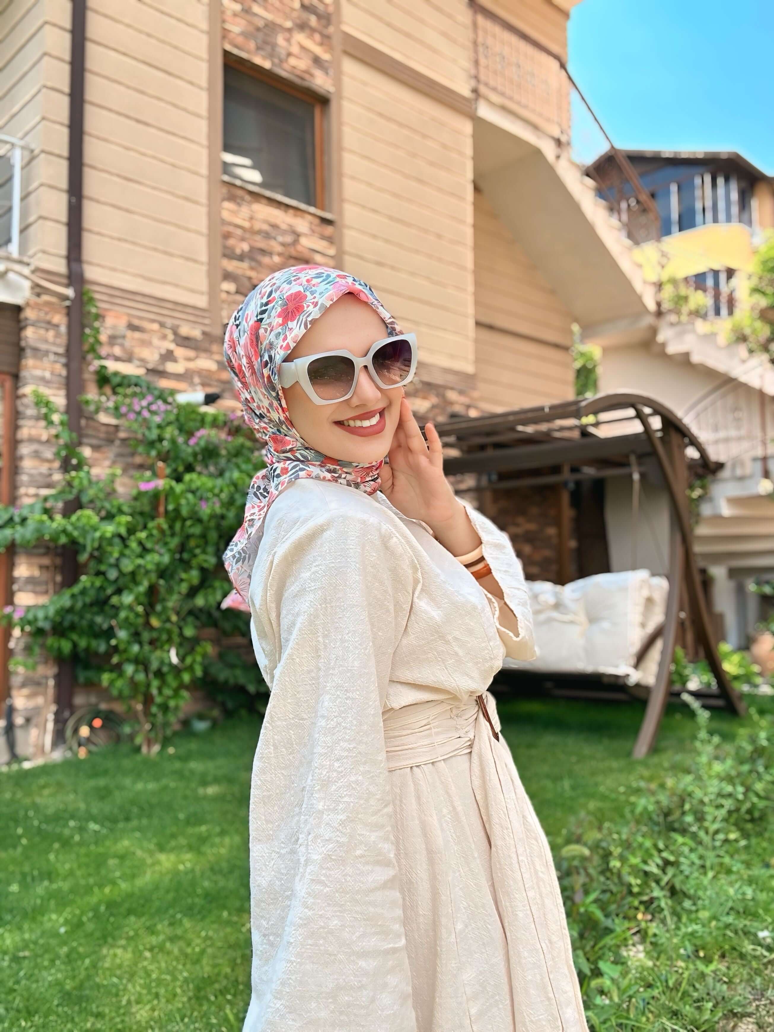 Moda Nûda koleksiyonunda Nar Çiçeği Gri Flora Desen Bambu Eşarp