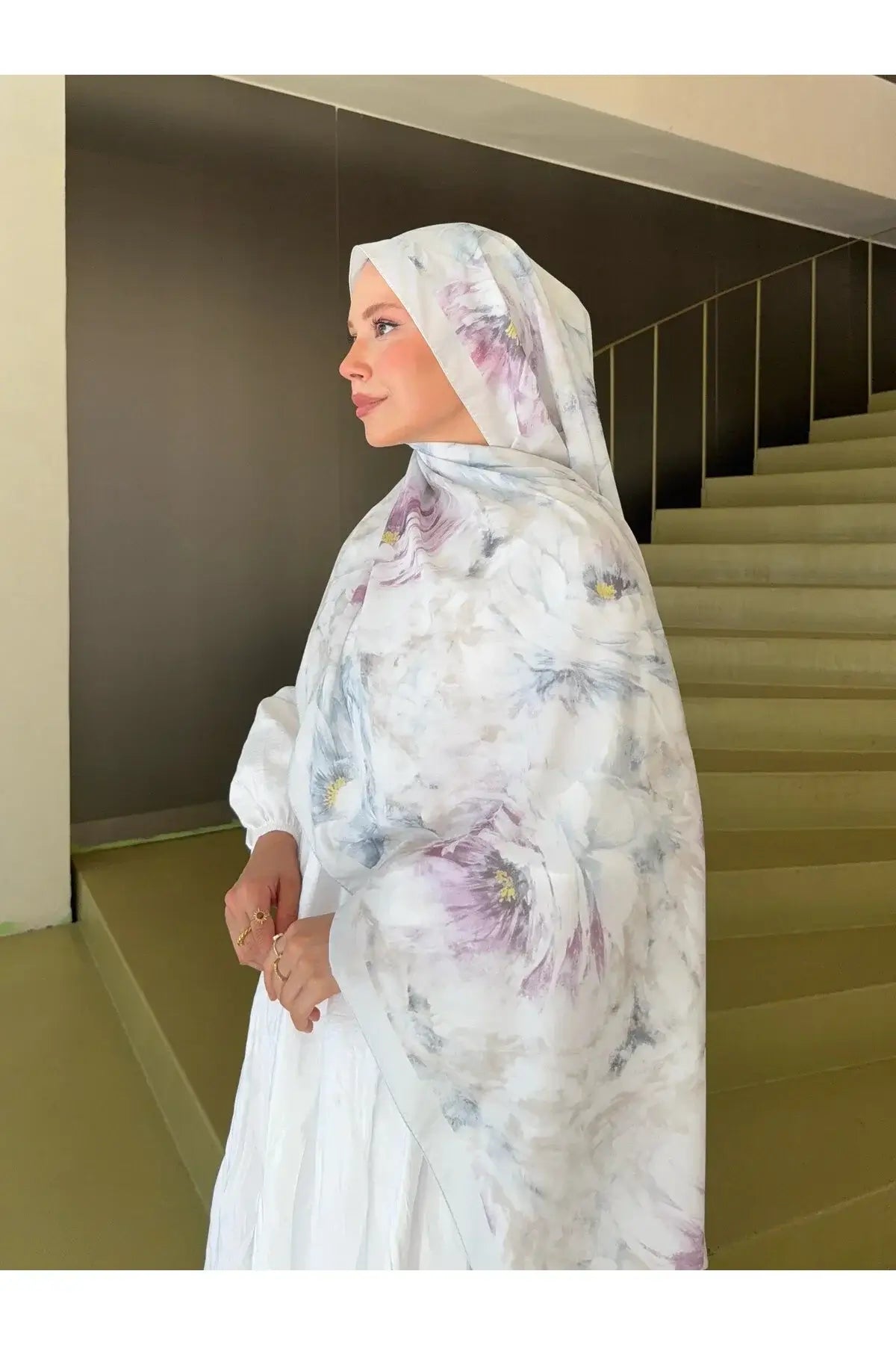 Fransız İpeği Desenli Şal model üzerinde zarif duruş bebek mavi