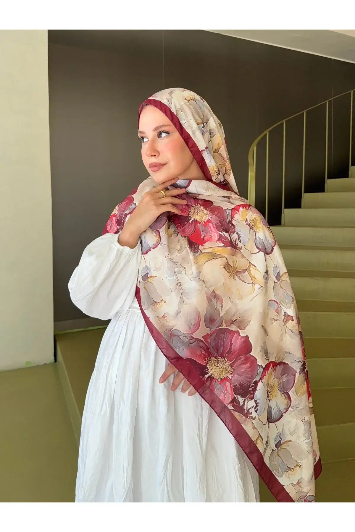 Fransız İpeği Desenli Şal kenar dikiş ve parlak detay yakın plan