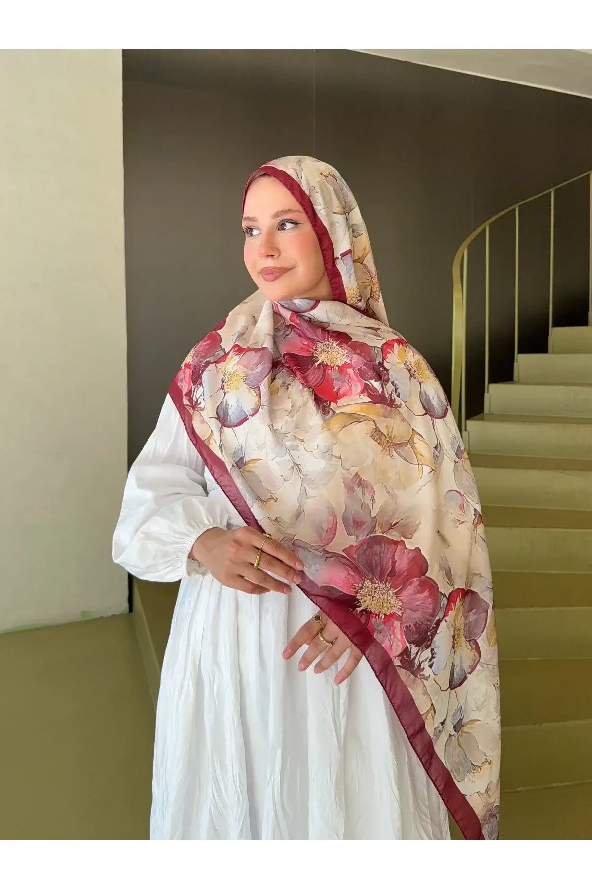 Fransız İpeği Desenli Şal kombin örneği bordo tonlar