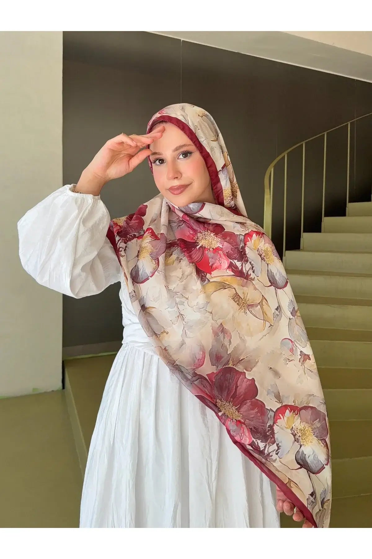 Fransız İpeği Desenli Şal model üzerinde zarif duruş bordo