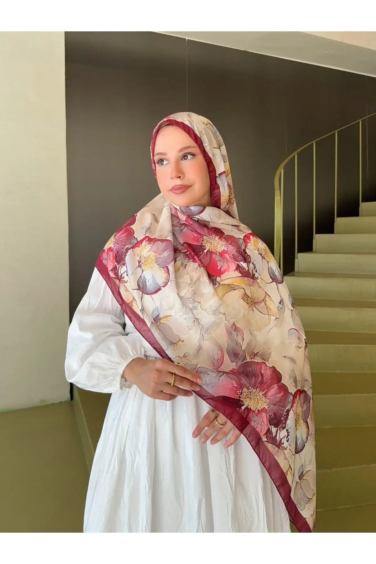 Fransız İpeği Desenli Şal yakın plan kumaş dokusu bordo