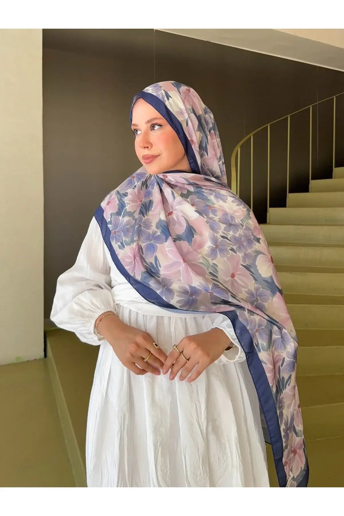 Fransız İpeği Desenli Şal yakın plan kumaş dokusu lacivert