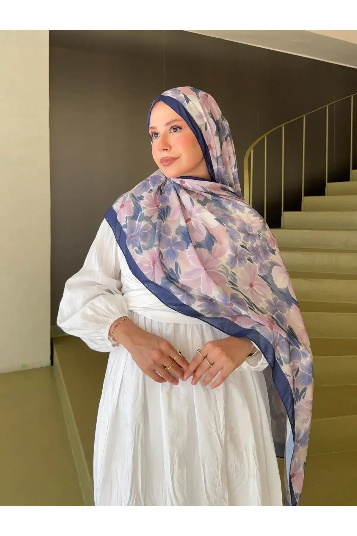 Fransız İpeği Desenli Şal model üzerinde zarif duruş lacivert