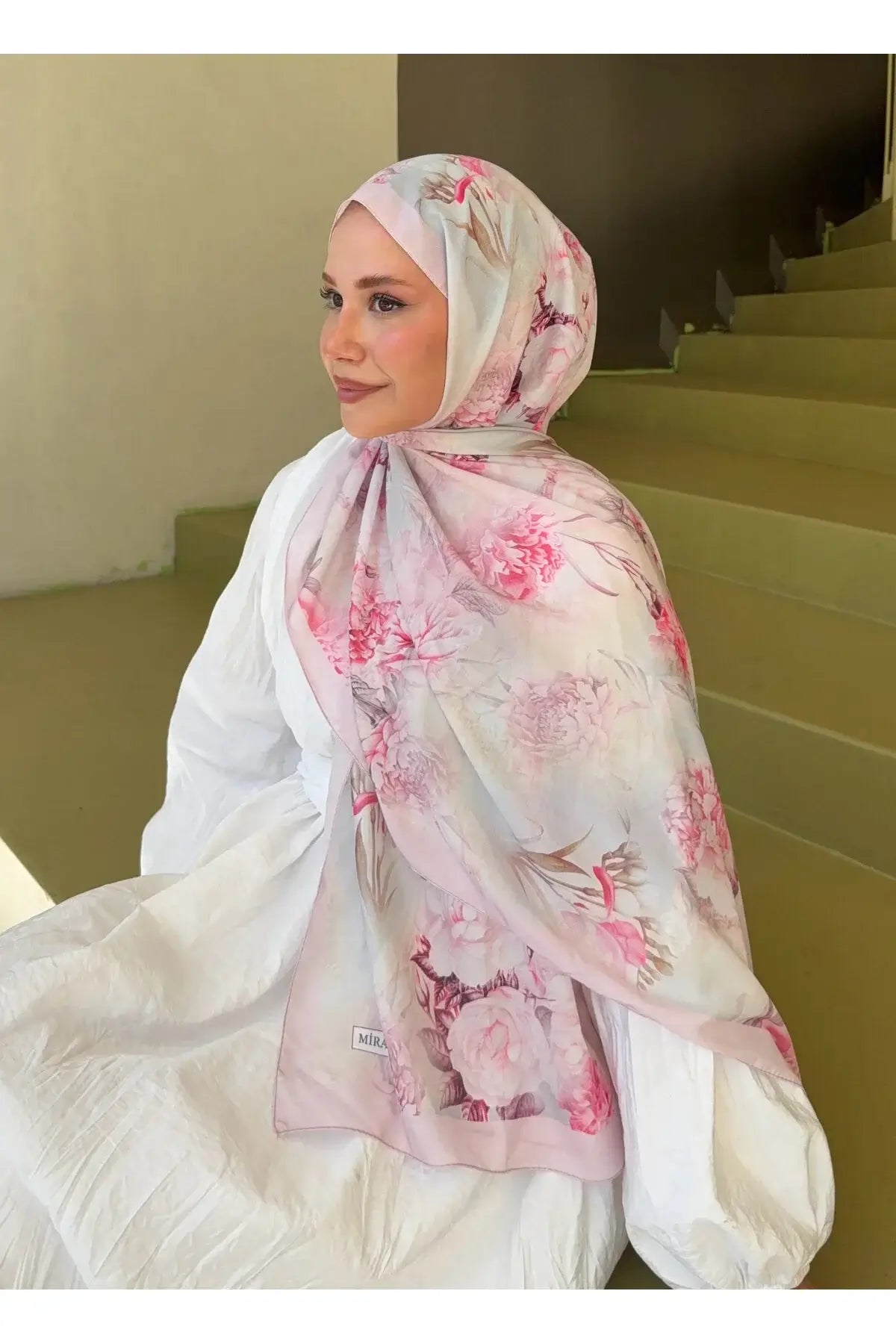 Fransız İpeği Desenli Şal yakın plan kumaş dokusu pembe