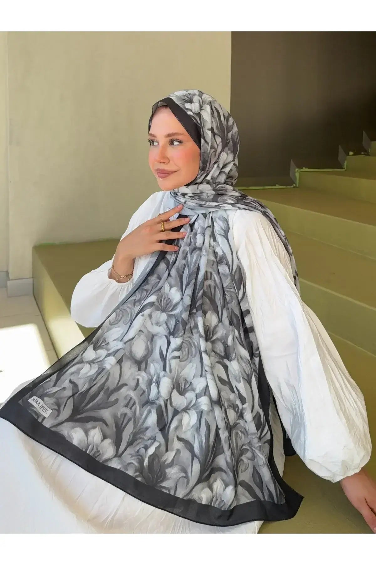 Fransız İpeği Desenli Şal yakın plan kumaş dokusu siyah beyaz