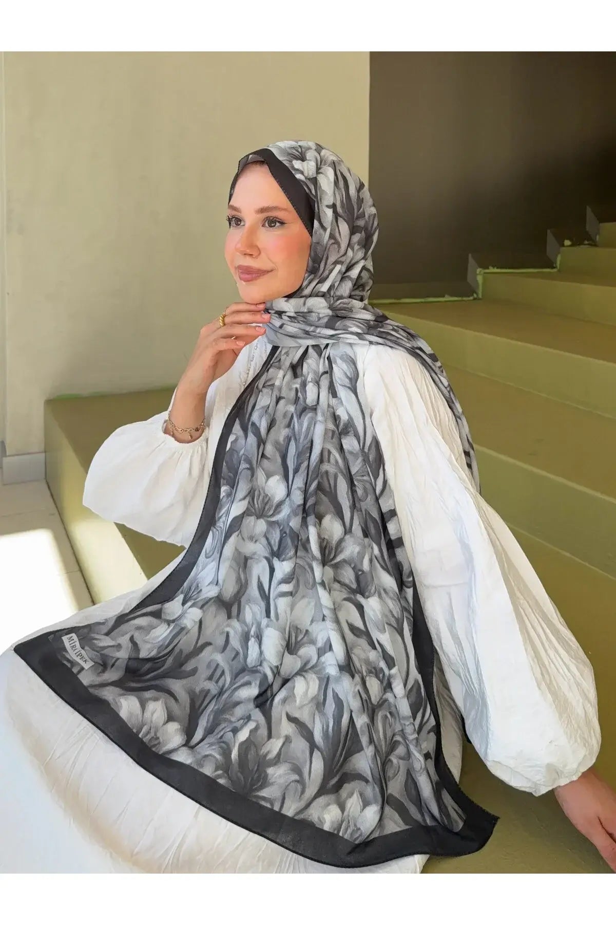 Fransız İpeği Desenli Şal kombin örneği siyah beyaz tonlar