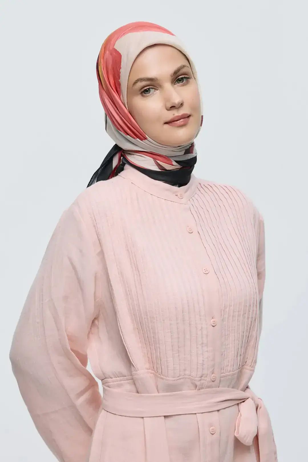 Bambu Eşarp model üzerinde zarif duruş Siyah Bej ton