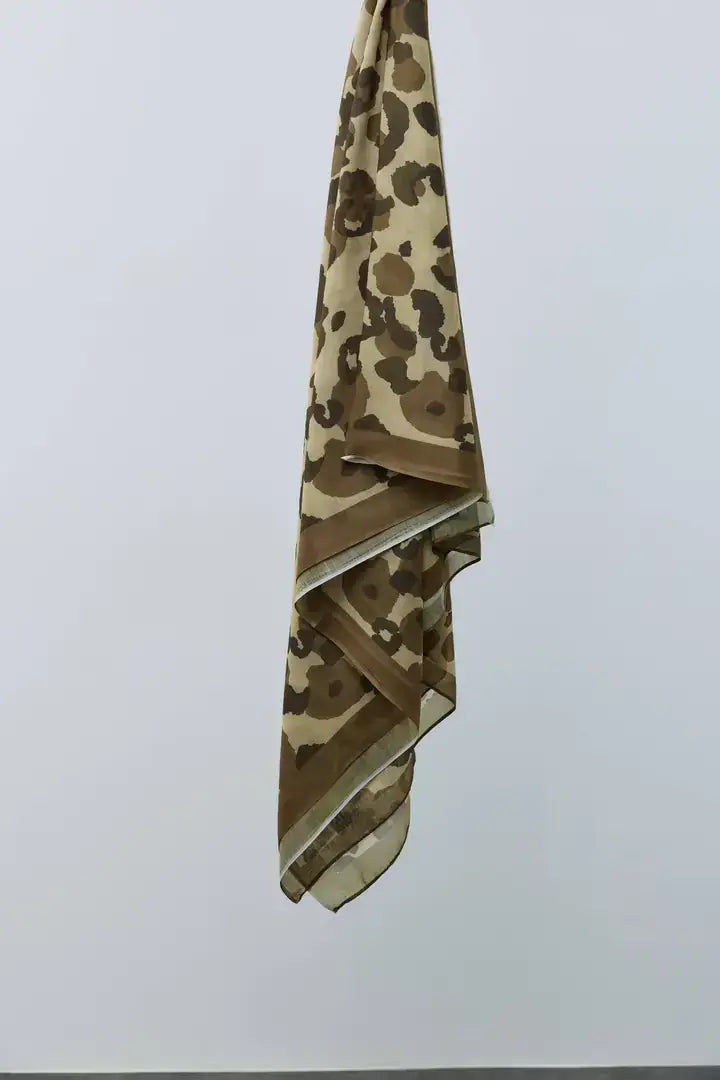 Leopar Desen Aya Şal kombin örneği doğal ışıkta