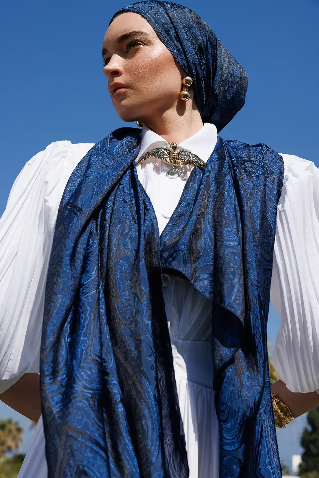 Parlak dokusuyla sofistike bir görünüm sunan siyah-indigo Shine Line şal modeli
