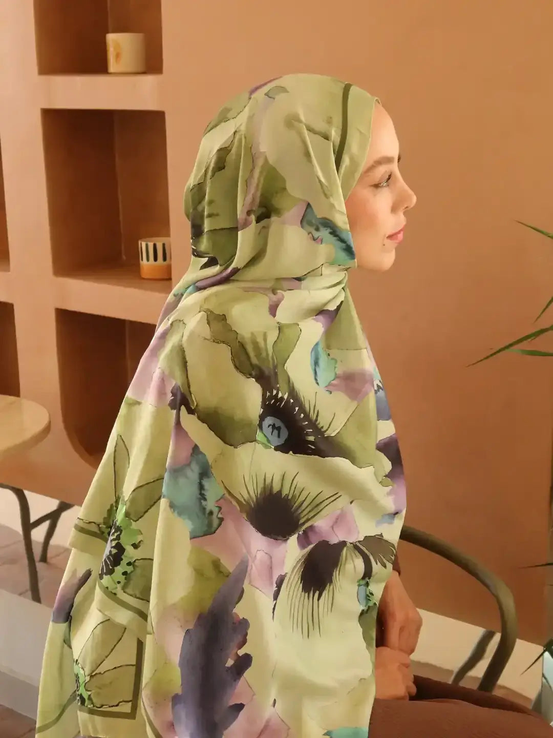 Pamuk Şal Livora Desen Adaçayı model üzerinde dökümlü duruş