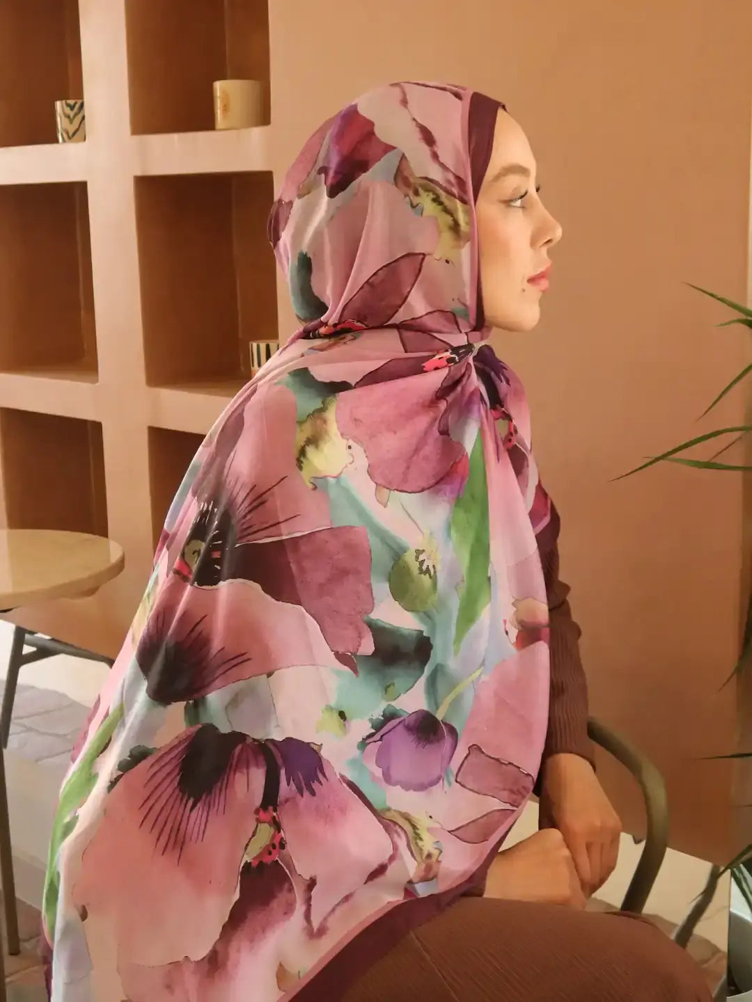 Pamuk Şal Livora Desen Mürdüm model üzerinde dökümlü duruş