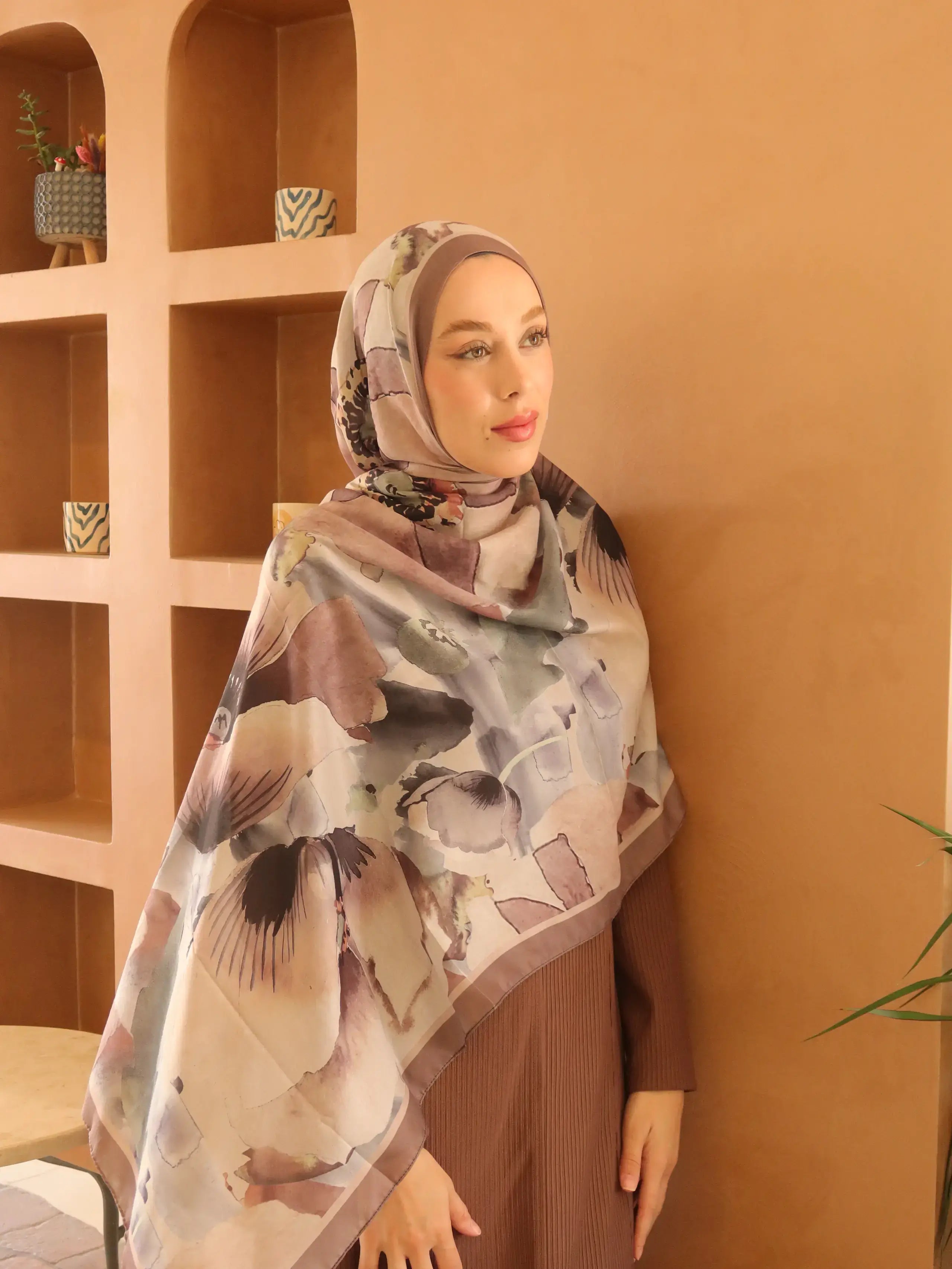 Pamuk Şal Livora Desen Tozlu Kahve model üzerinde dökümlü duruş