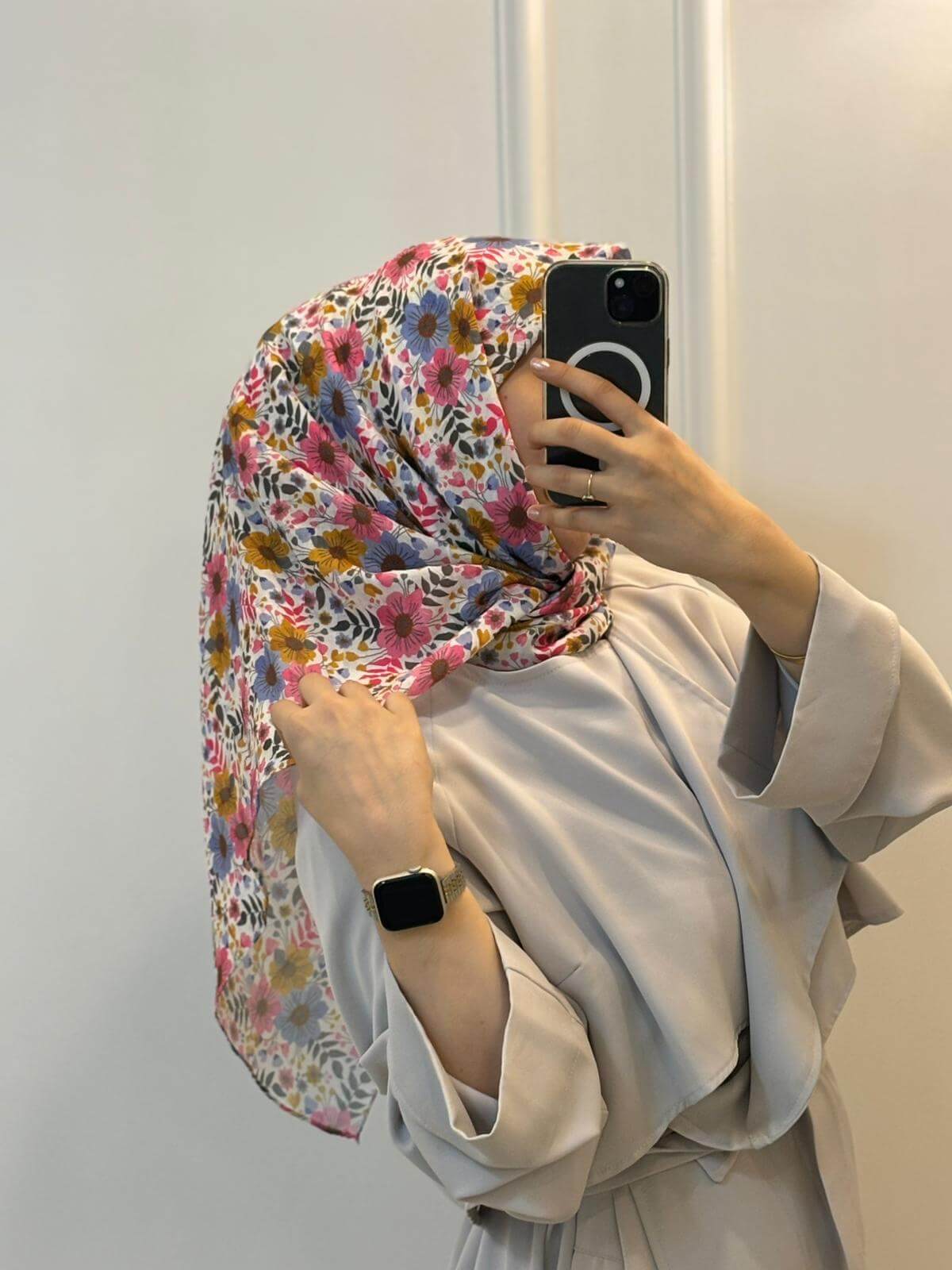 Flora Desen Bambu Eşarp Pembe Lila model üzerinde duruş