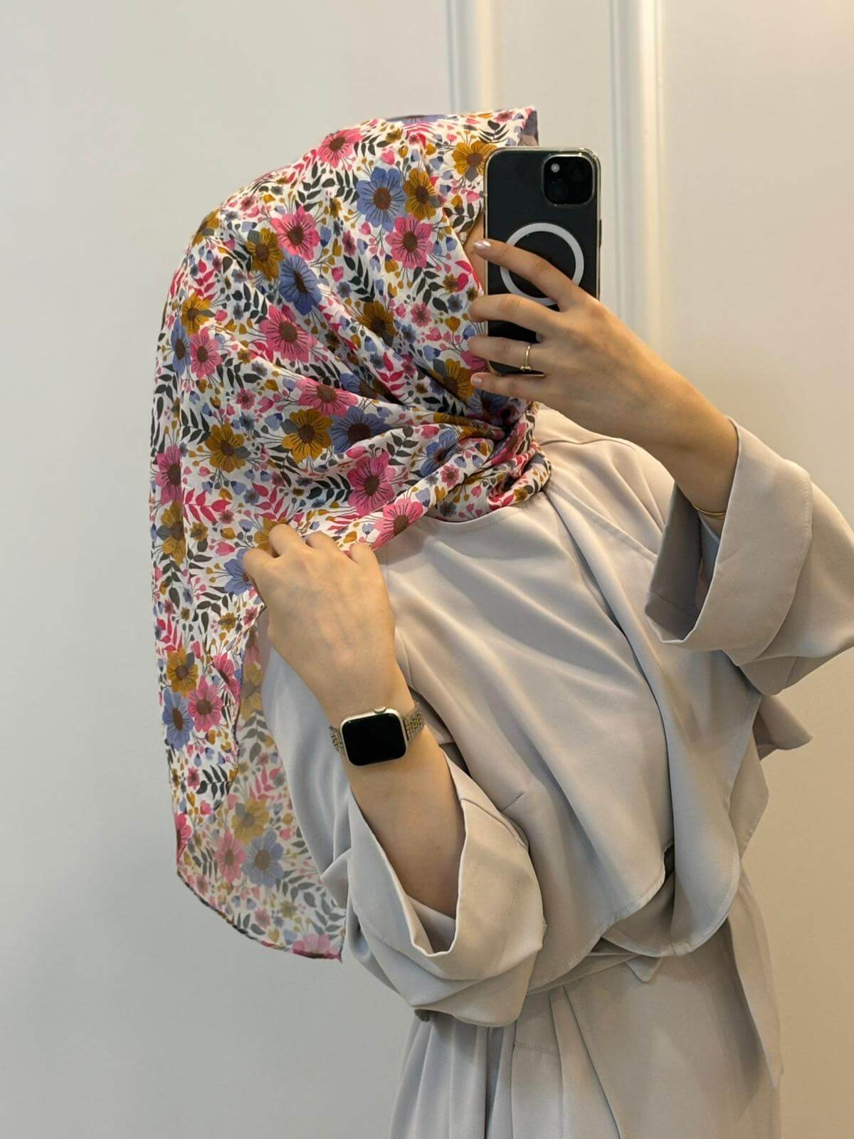 Flora Desen Bambu Eşarp Pembe Lila model üzerinde duruş