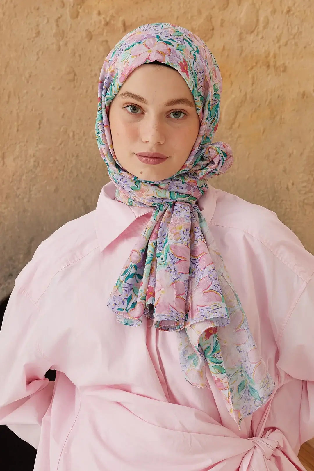 Watercolor clover desenli lila-pembe bambu şal, günlük kombinlere romantik ve sofistike bir hava katar.