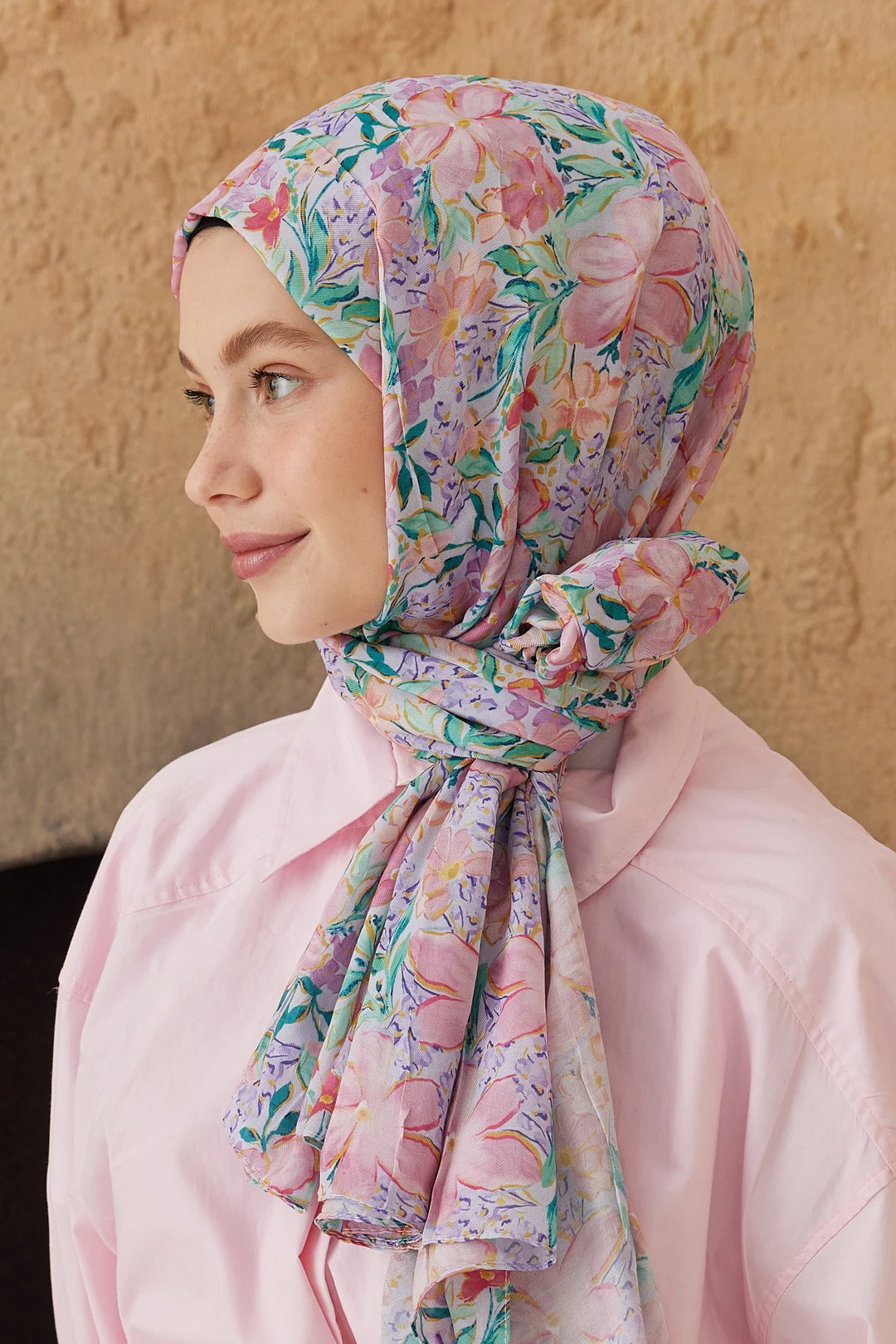 Hafif dokusuyla öne çıkan lila-pembe watercolor clover bambu şal, zarif stilin şık tamamlayıcısıdır.