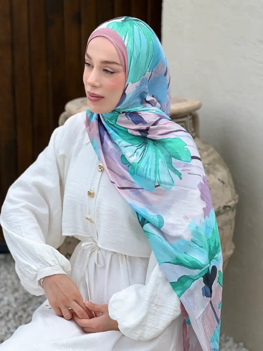Rapsodi desenli pudra bambu şal, günlük kombinlere romantik ve sofistike bir hava katar.
