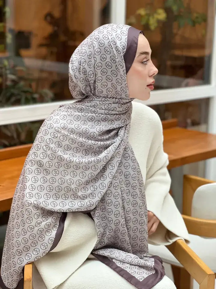 Zamansız şıklığıyla acı kahve MK desen pamuk şal, modern stilin şık tamamlayıcısıdır.