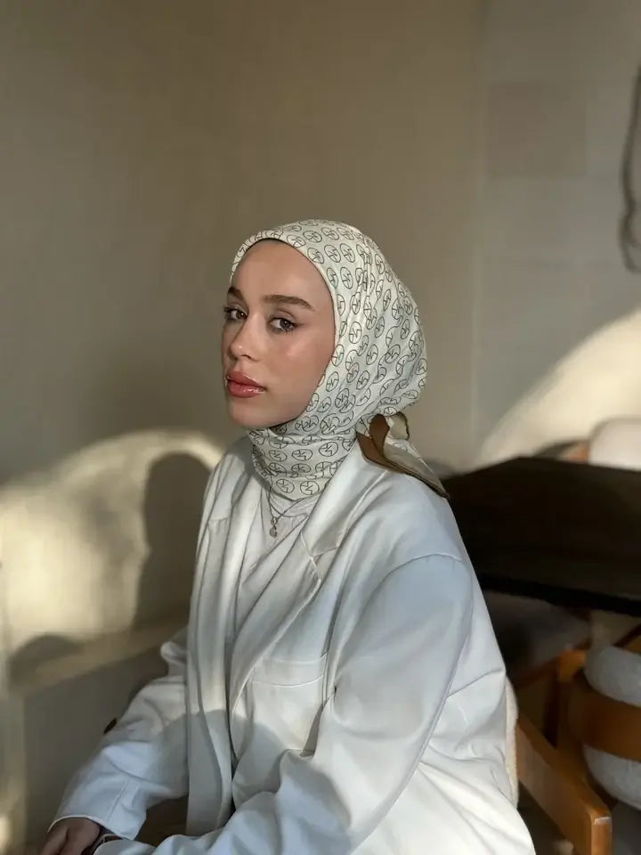 Koyu bronz ve bej tonlarında pamuklu MK Eşarp detaylı görünüm