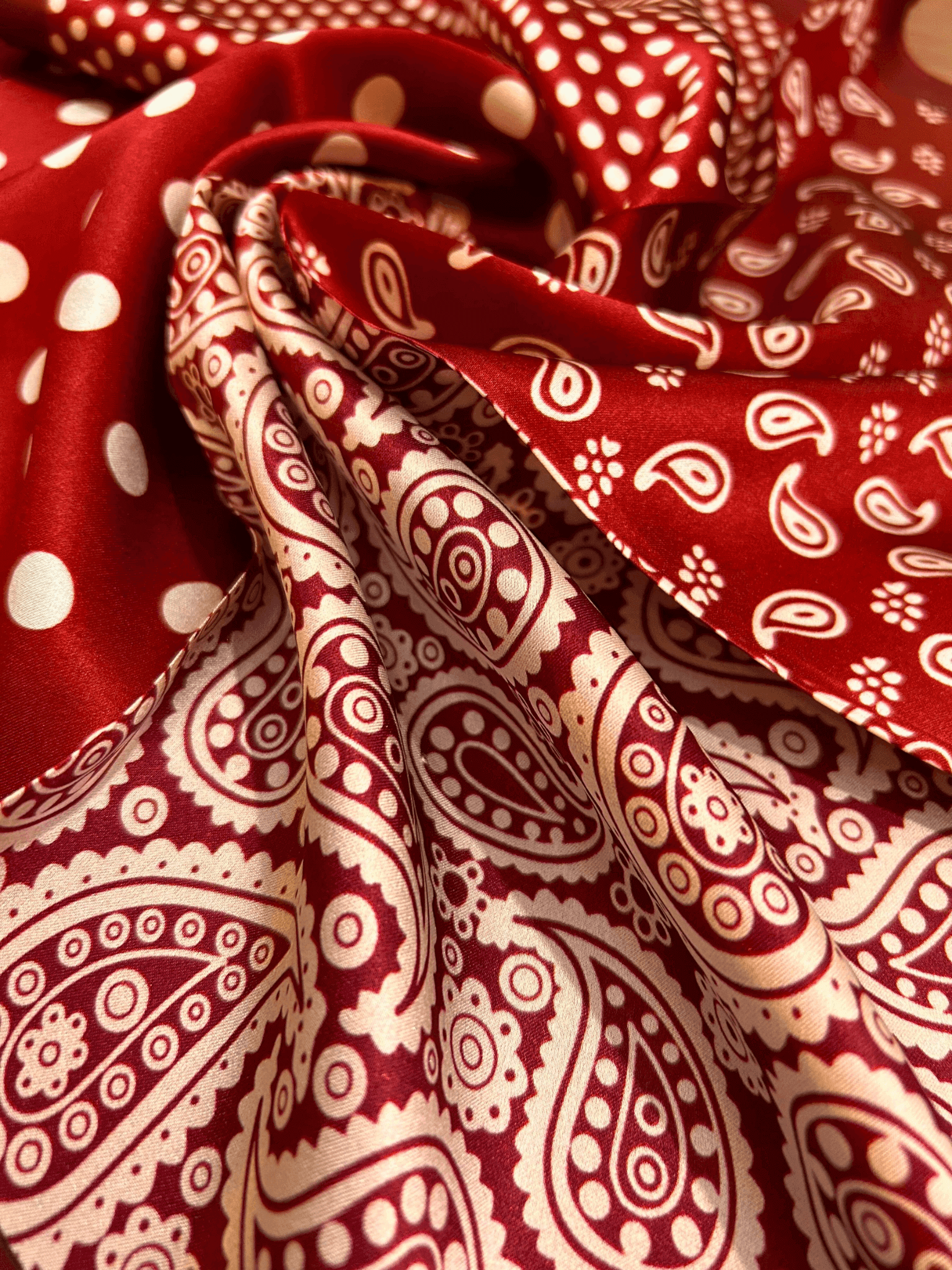 "Kırmızı beyaz desenli Çin ipeği fular – zarif paisley ve puantiye detaylarıyla, %100 ipek dokusu ve parlak görünüm sunar."