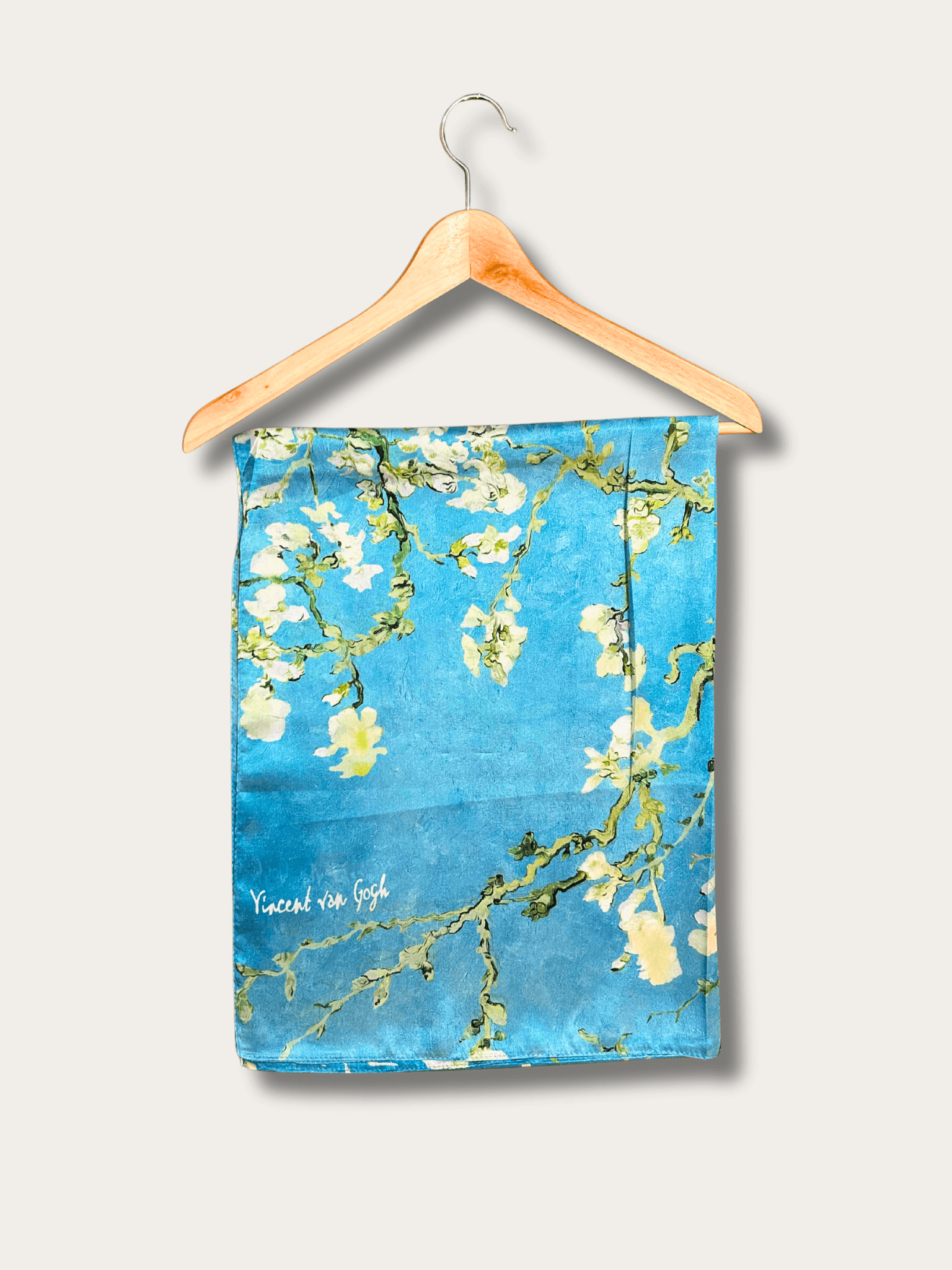 "Vincent van Gogh'un badem çiçeği tablosundan ilham alan mavi desenli şal – sanat temalı, zarif ve özgün kadın şal modeli."