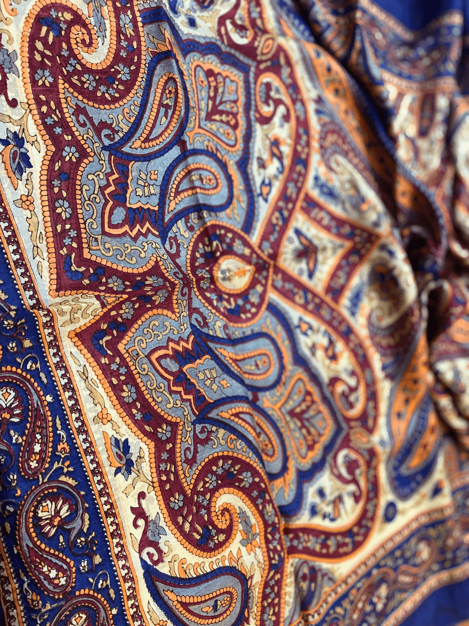 "Hint ipeği şal – lacivert, bordo ve turuncu renklerle zenginleştirilmiş etnik paisley desenli %100 ipek dokuma, zarif ve göz alıcı bir stil sunar."