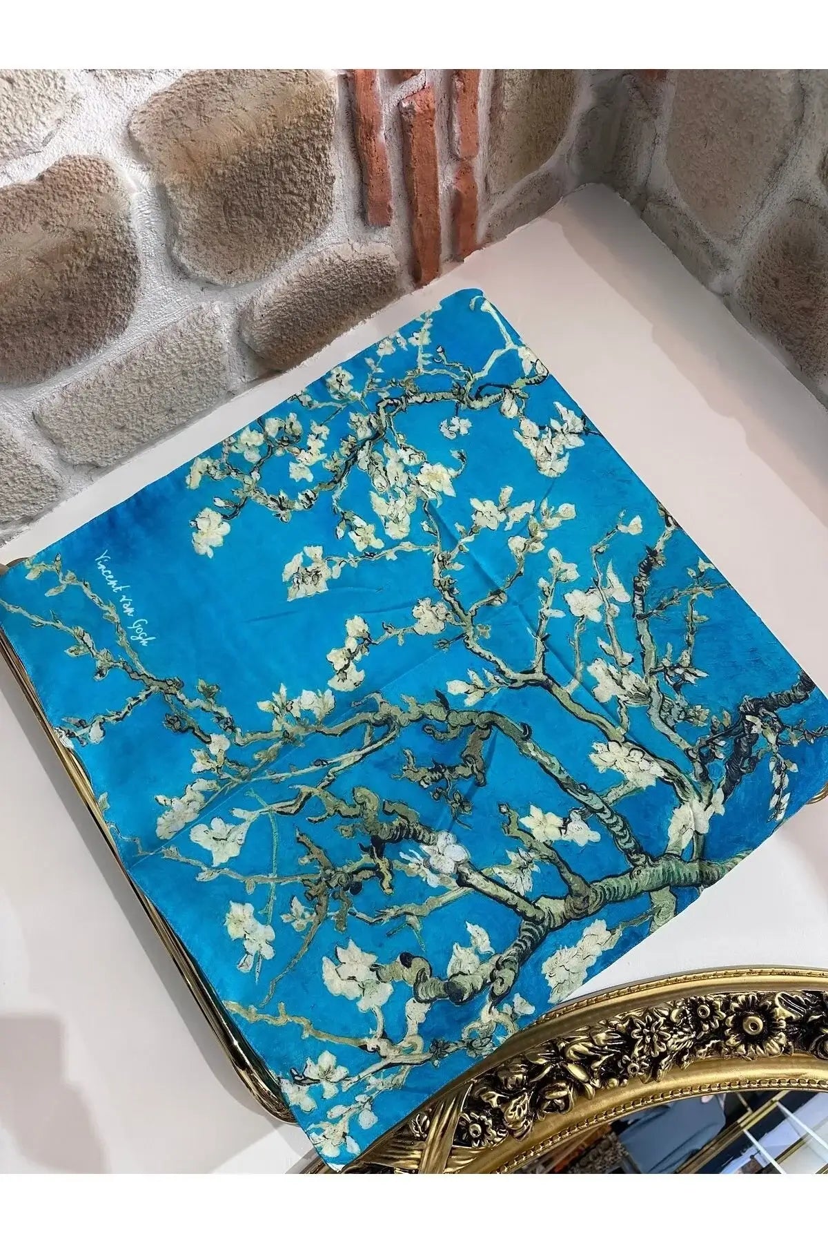 Mavi Van Gogh badem ağacı art ipek şal, sanatsal deseniyle zarif bir şıklık sunar.
