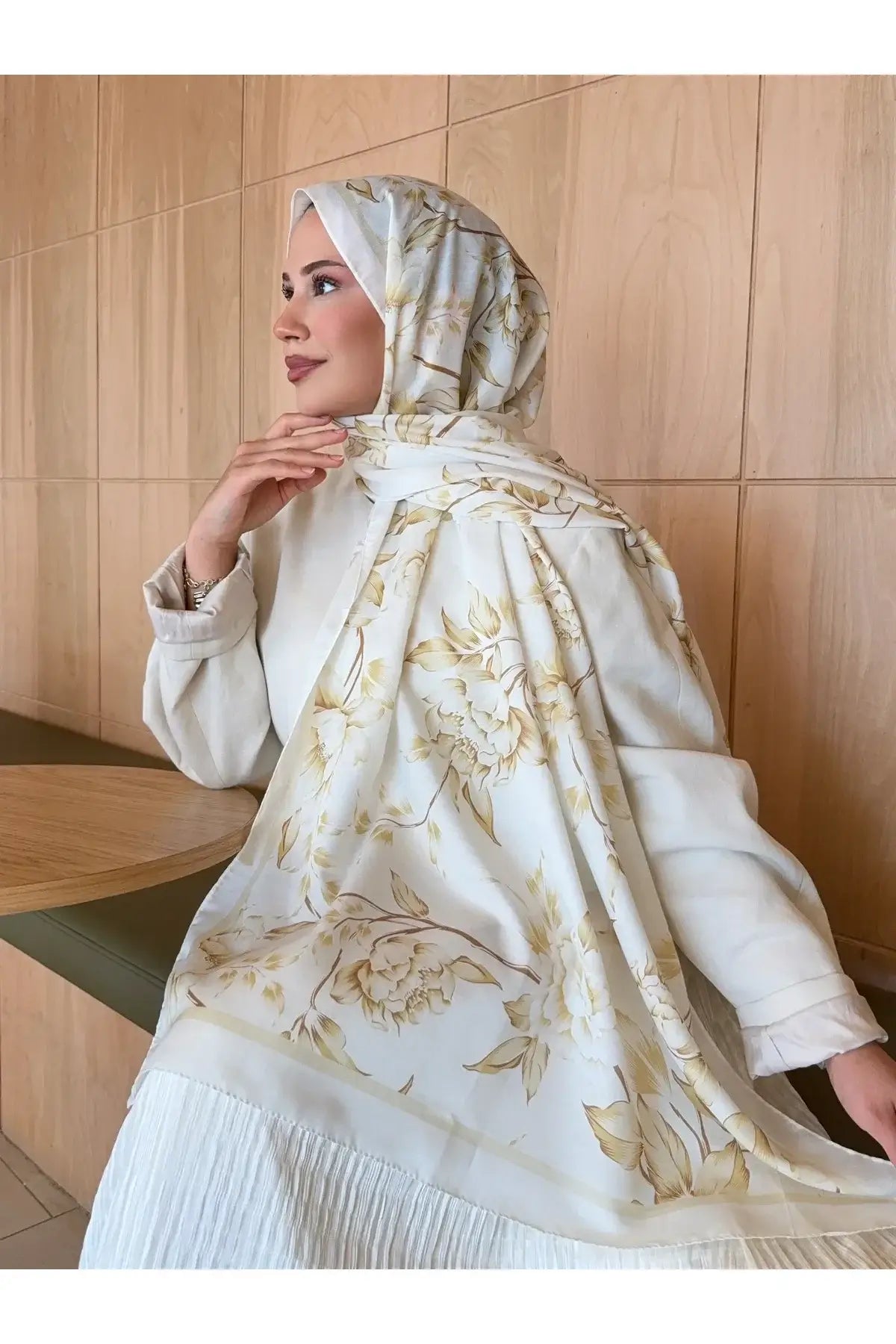 Doğal pamuk kumaşıyla nefes alabilen beyaz-gold retro desenli şal
