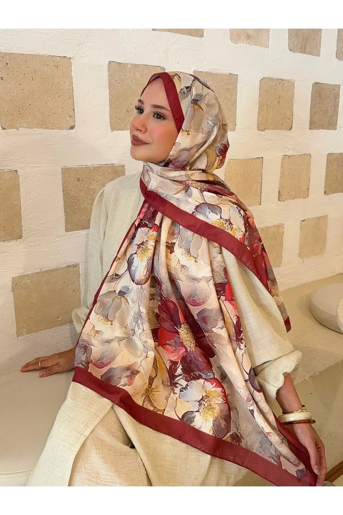 Doğal pamuk kumaşıyla nefes alabilen bordo-krem desenli şal modeli