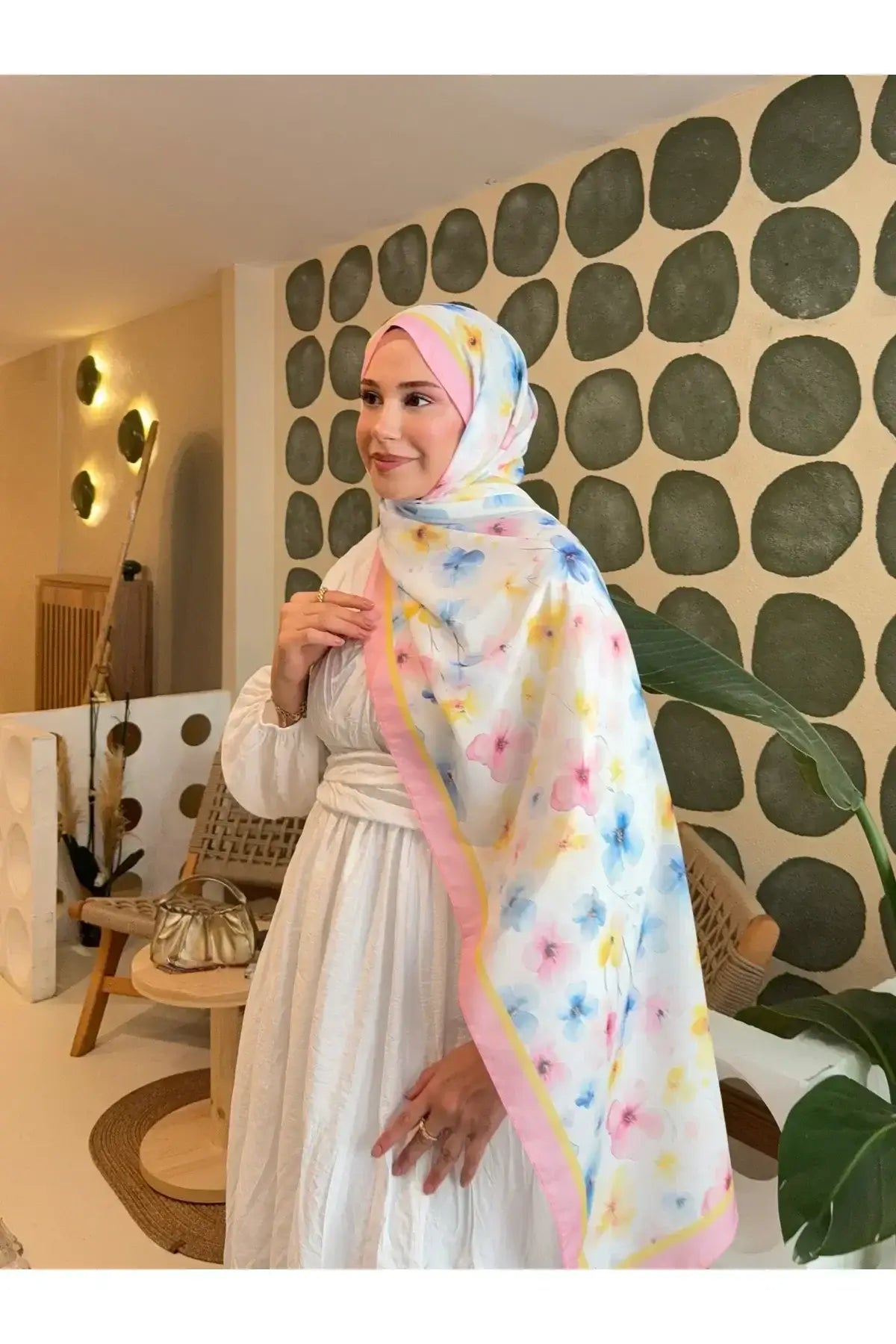 Retro detaylarıyla dikkat çeken pembe ve mavi desenli pamuk şal