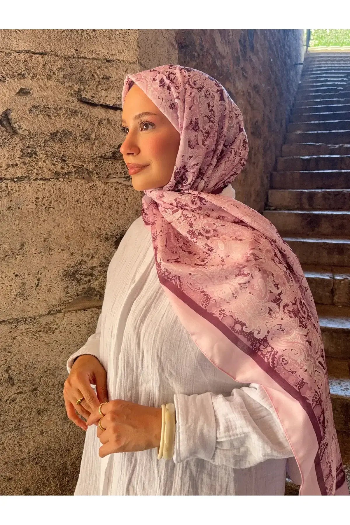 Günlük kombinlerde şıklık sunan karma pembe desenli pamuk şal