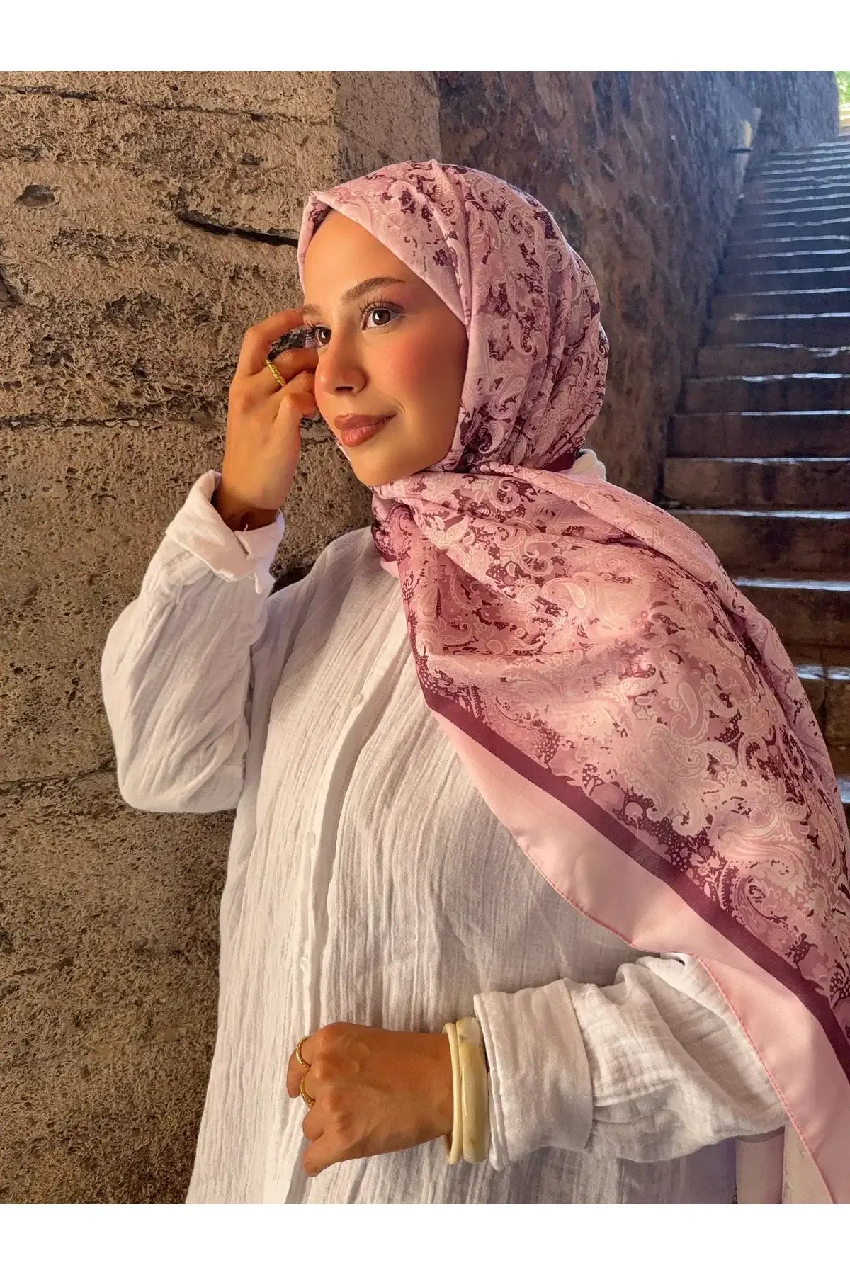 Yumuşak dokusuyla konfor sağlayan retro desenli karma pembe şal