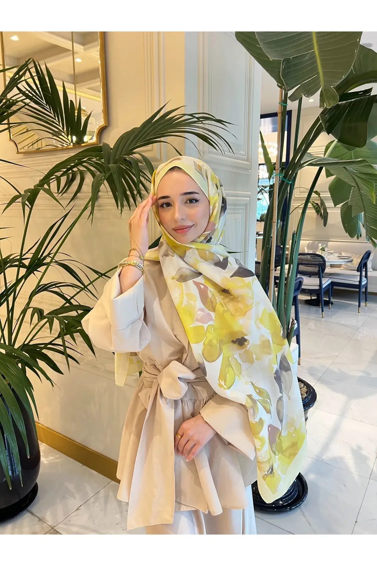 Moda Nûda Romantik Seri sarı desenli pamuk şal ile zarif bir görünüm yakalayın