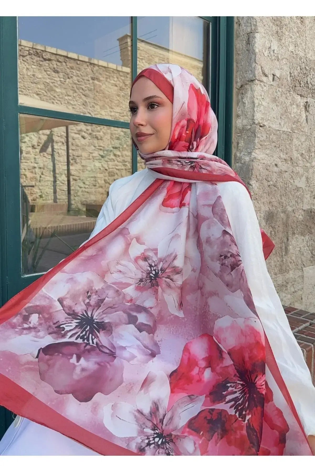Canlı gül motifleriyle öne çıkan bordo pamuk şal modeli