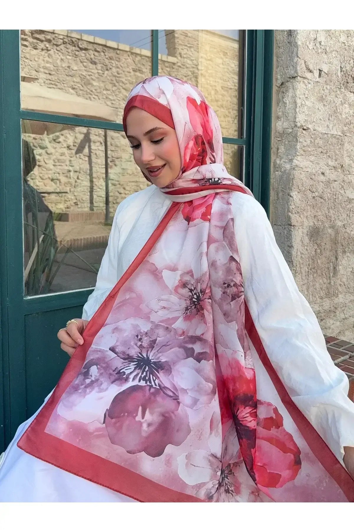 Günlük kombinlerde ve özel davetlerde şıklık sunan bordo gül desenli şal