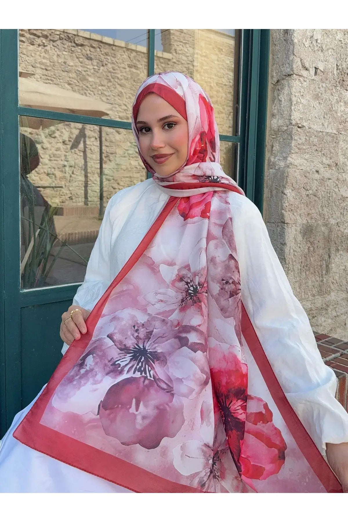 Bordo gül desen pamuk şal ile romantik ve zarif bir stil oluşturun