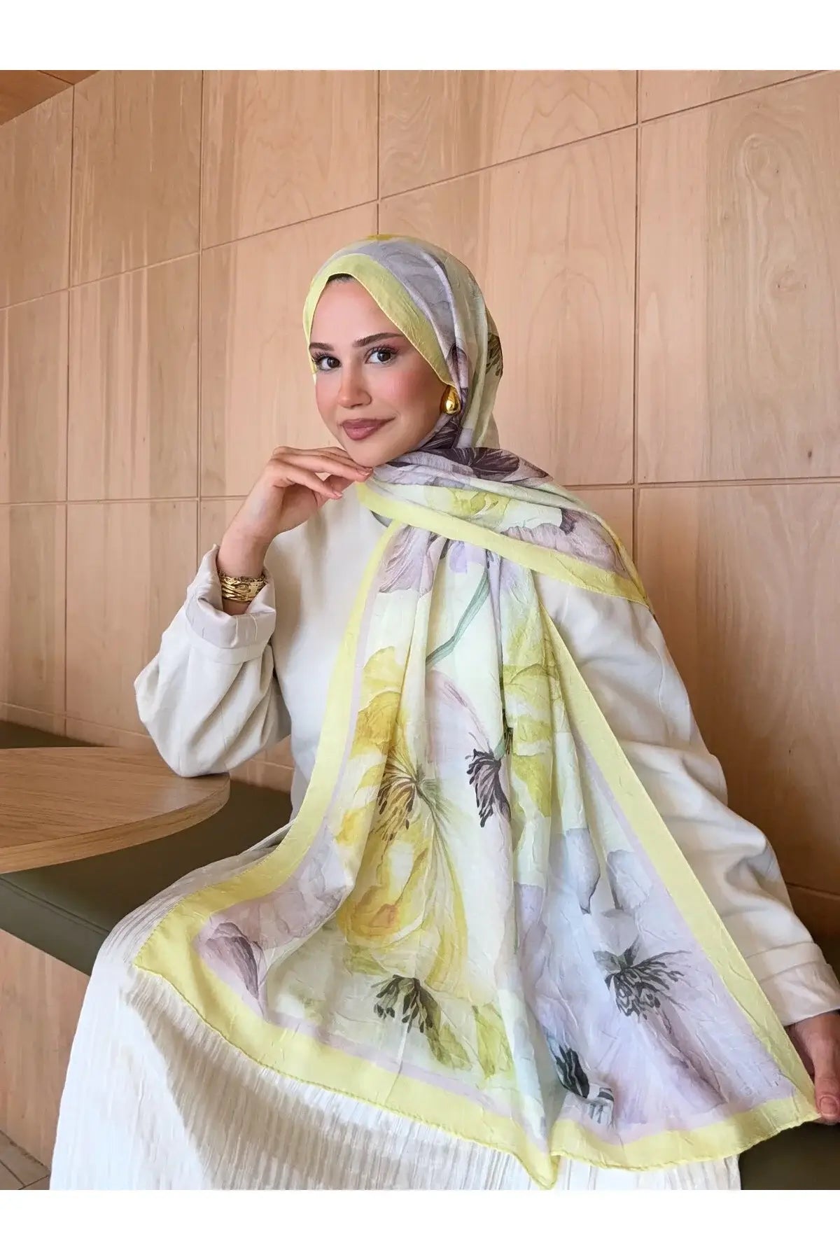 Günlük kombinlere zariflik katan sarı-mor çiçekli bambu şal