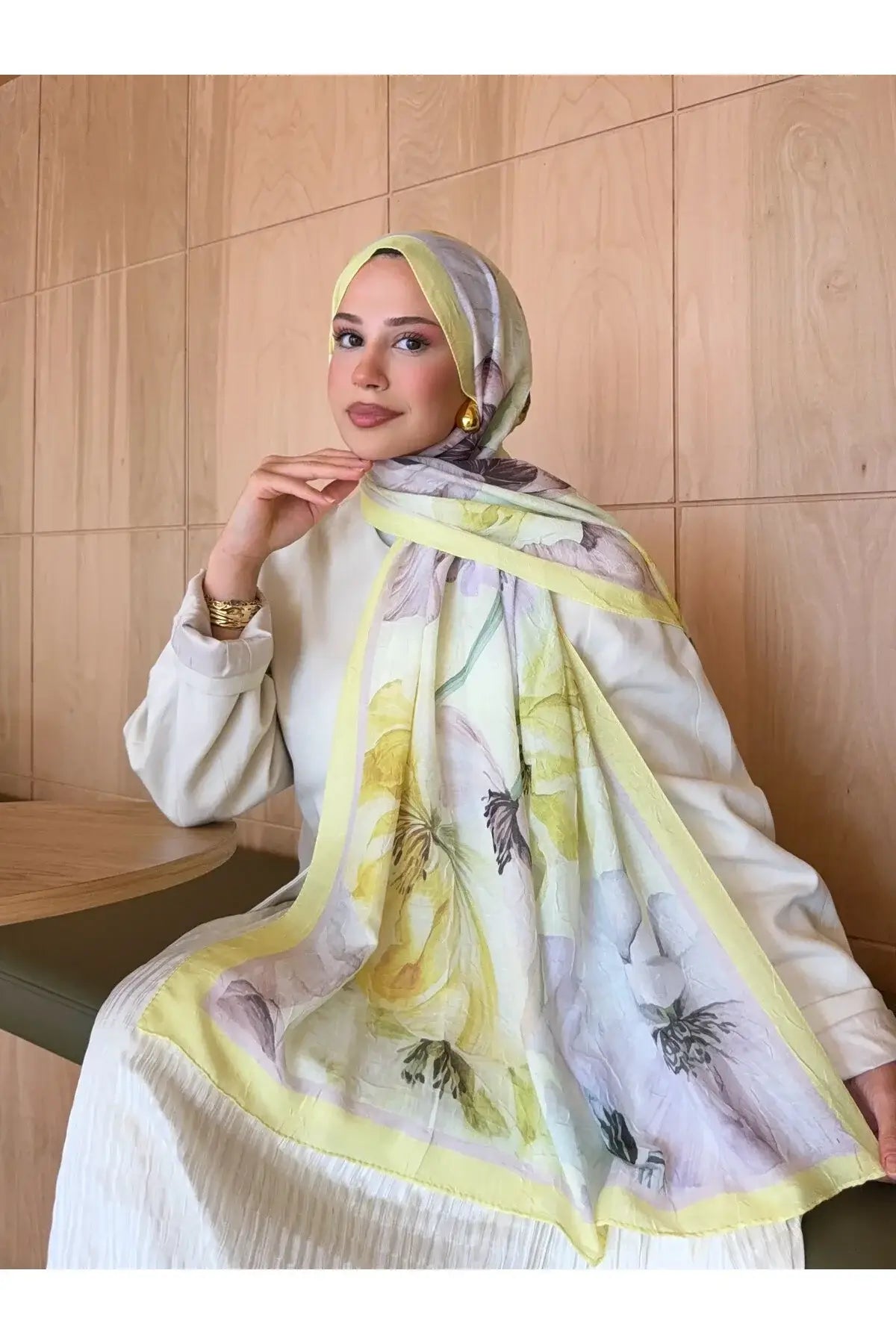 Moda Nûda sarı-mor çiçek desenli bambu kraş şal ile modern bir görünüm yakalayın