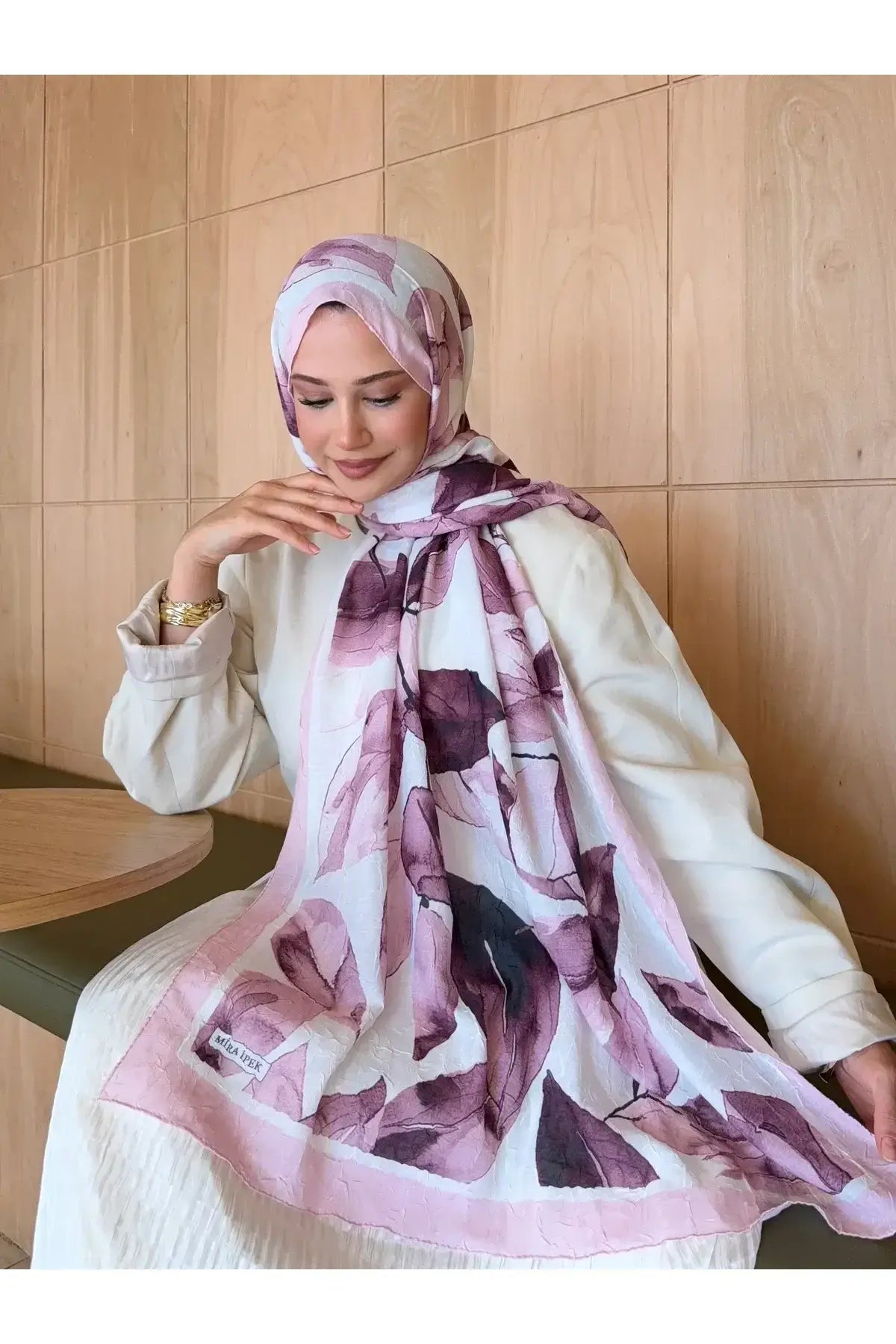 Zamansız şıklığı yansıtan toz pembe bambu kraş şal