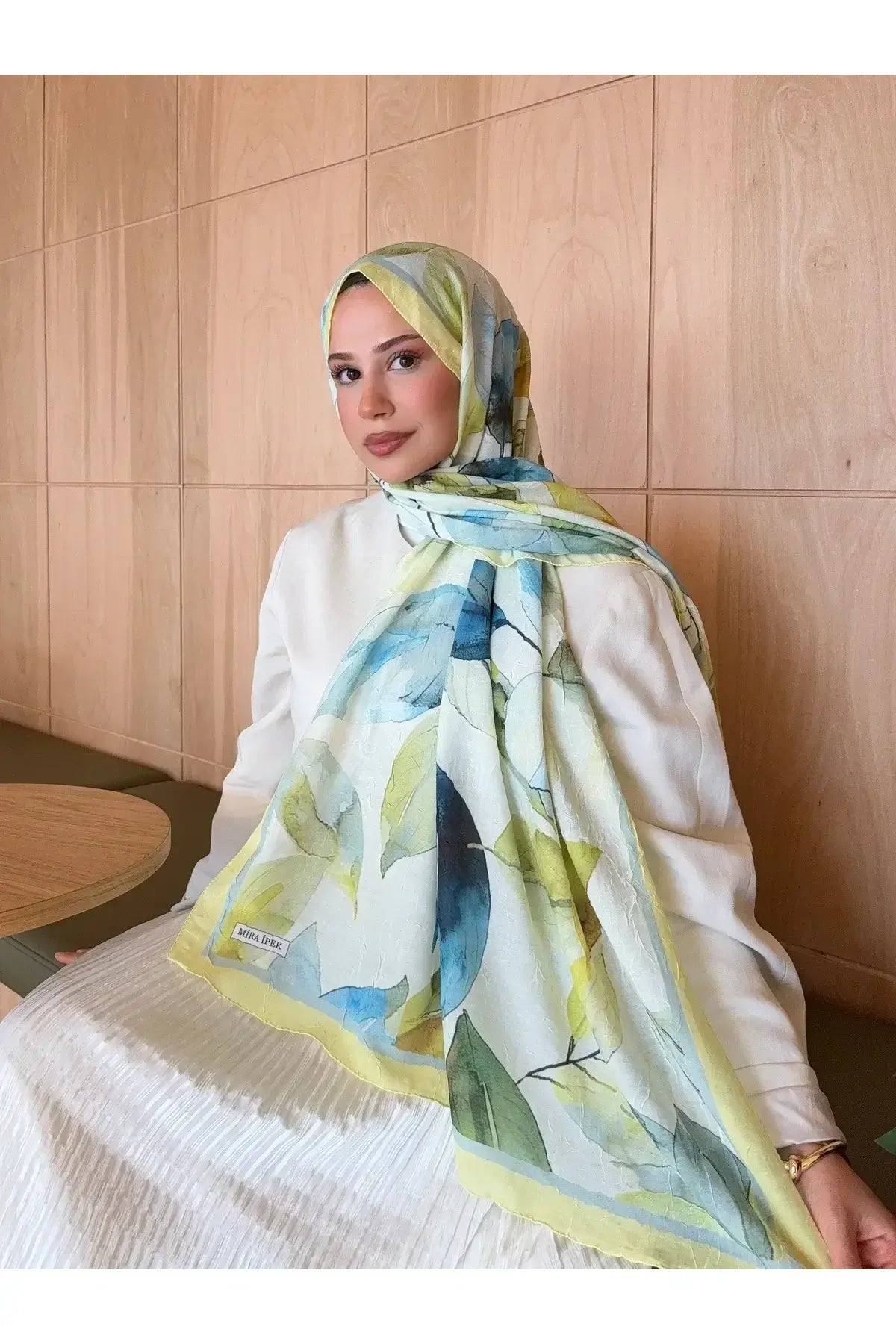 Canlı yaprak motifleriyle öne çıkan sarı bambu kraş şal modeli