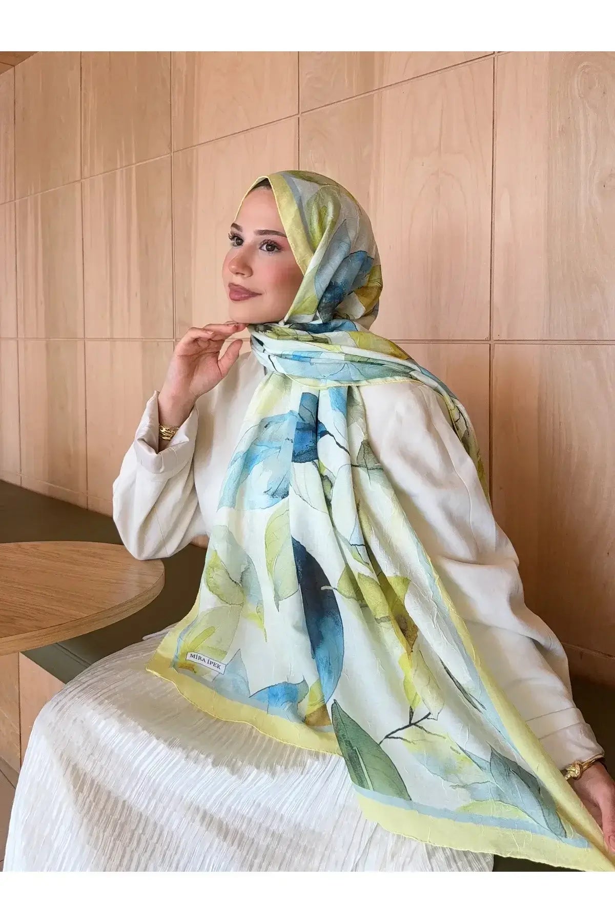 Günlük kombinlerde doğallık katan sarı-yaprak desenli şal