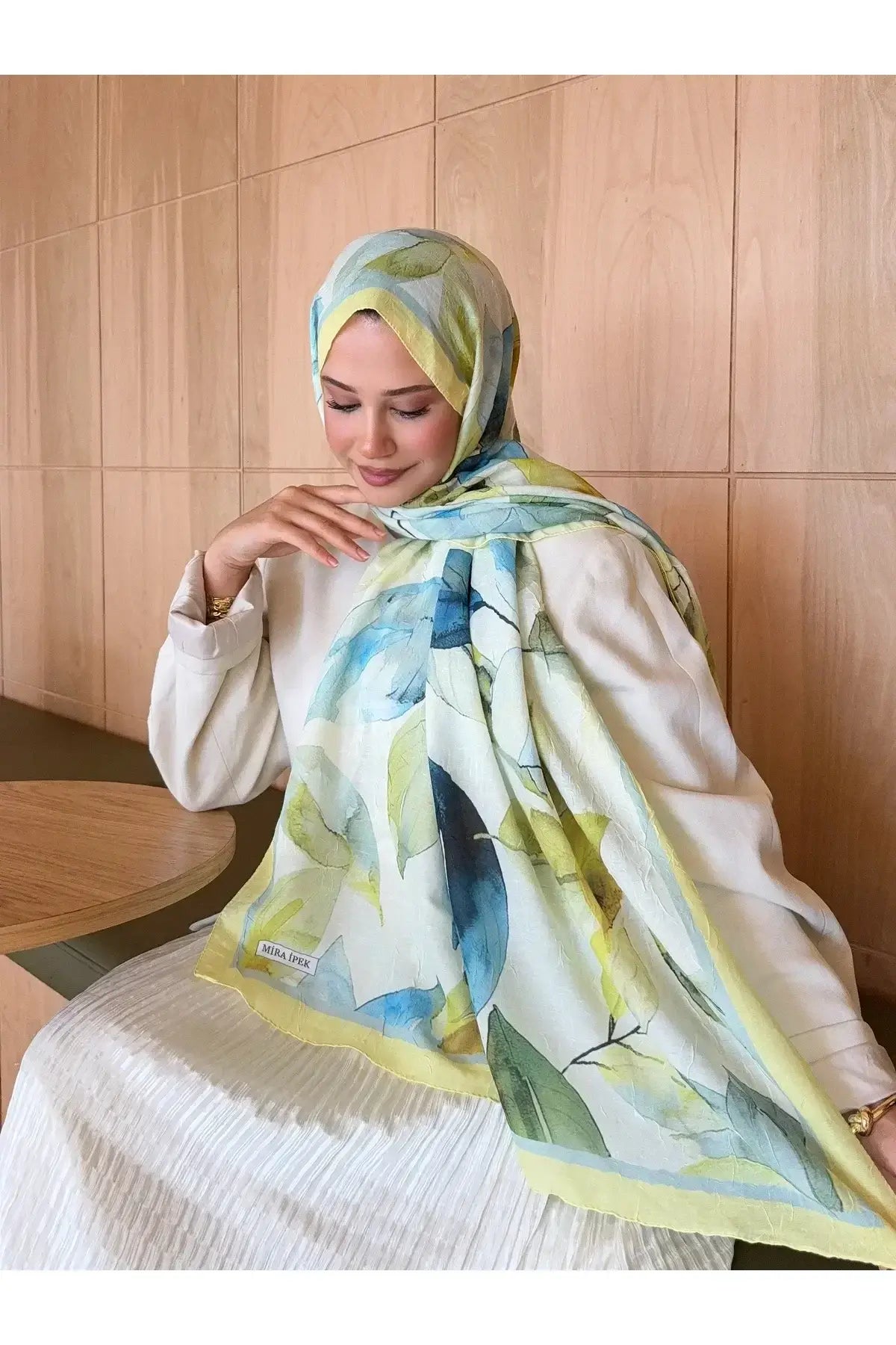 Yumuşak dokusuyla konforlu kullanım sunan sarı bambu kraş şal