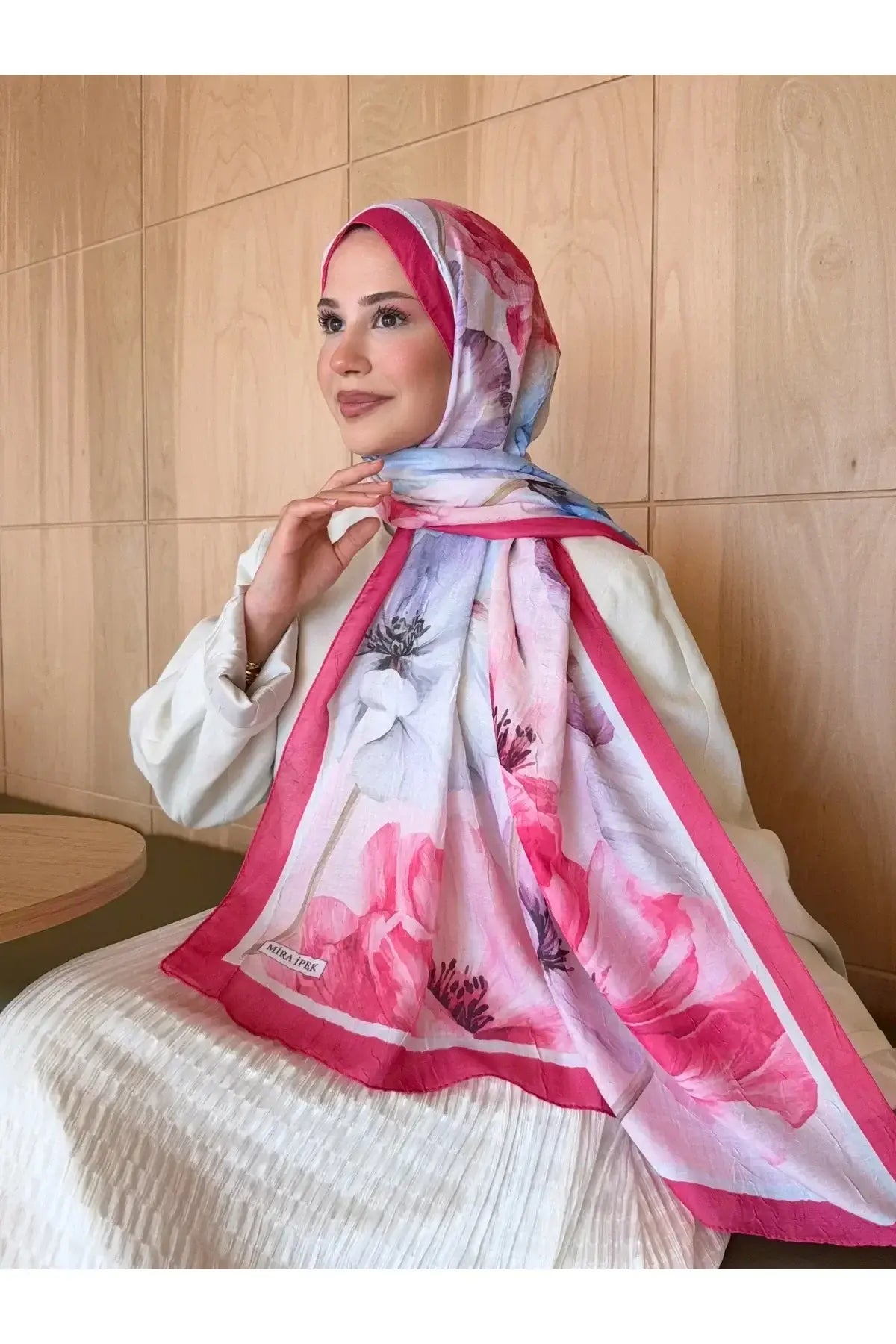 Canlı fuşya tonlarıyla öne çıkan bambu kraş şal modeli