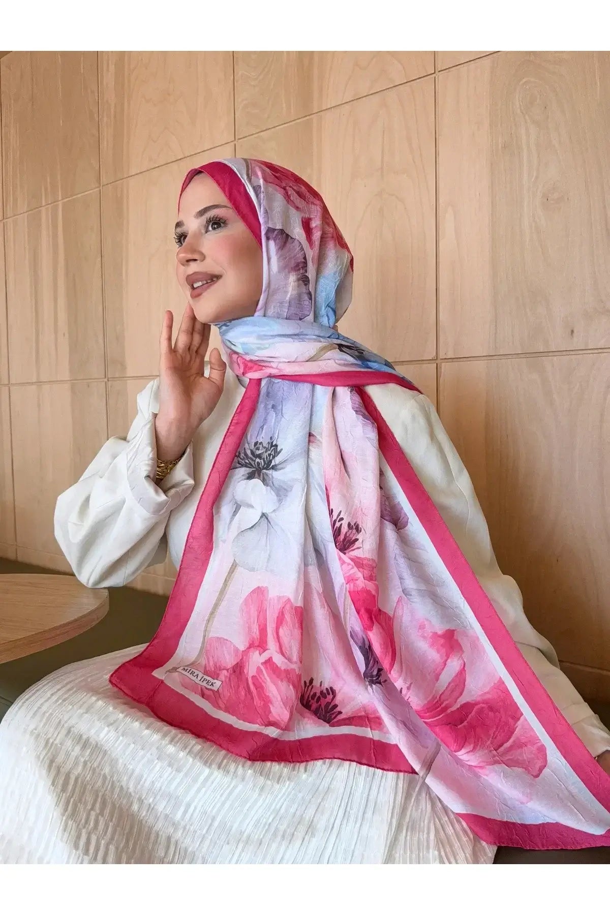 Günlük kombinlerde ve özel davetlerde şıklık sunan desenli bambu şal