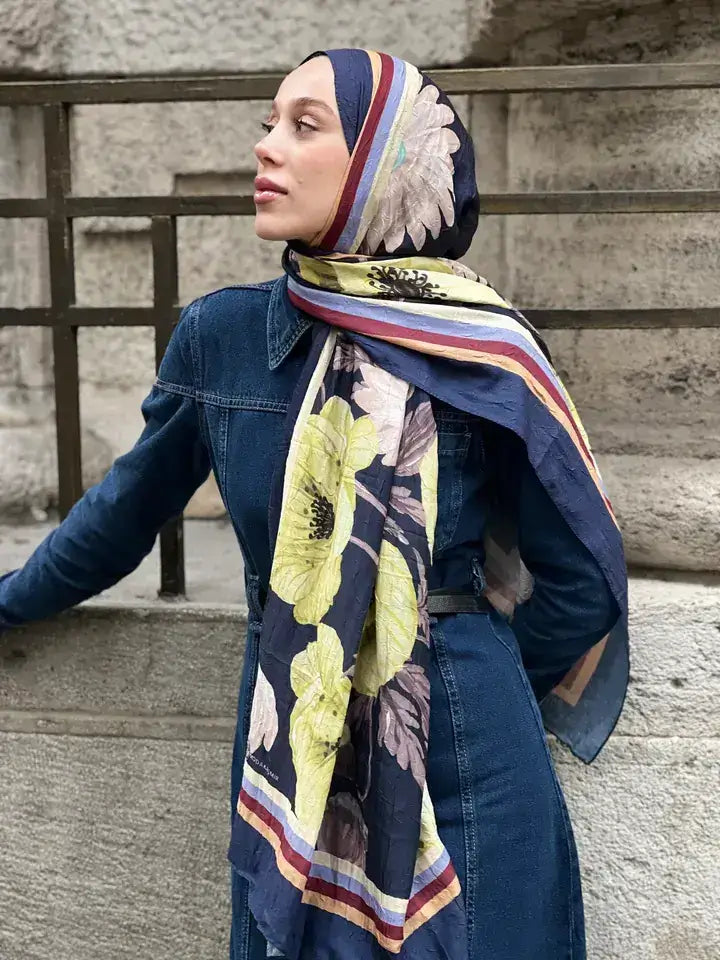 Lacivert zemin üzerinde sarı margarit desenli bambu şal – canlı renk geçişleriyle sokak stilini öne çıkaran modern aksesuar.