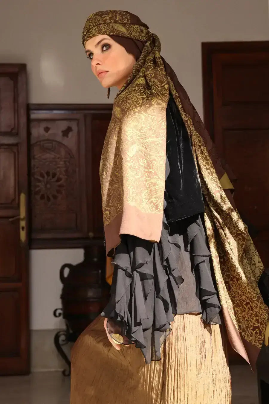 "Marrakech Koleksiyonu – Geleneksel zarafetin modern yorumuyla, altın ışıltılar ve etnik desenlerin buluştuğu sofistike bir şıklık."